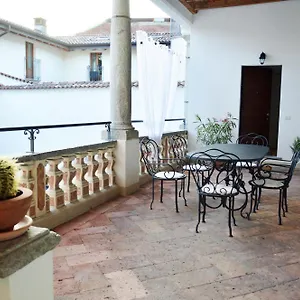 Appartement Maghetti - Modernized Flat In Historic Palazzo In The Center Of, Luino